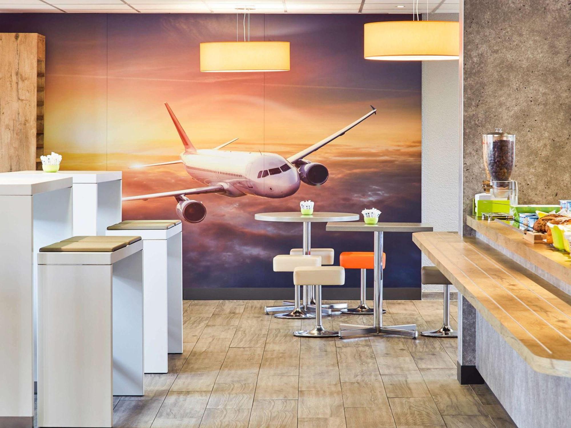 Ibis Budget Marseille Aeroport Provence Vitrolles  Exterior photo